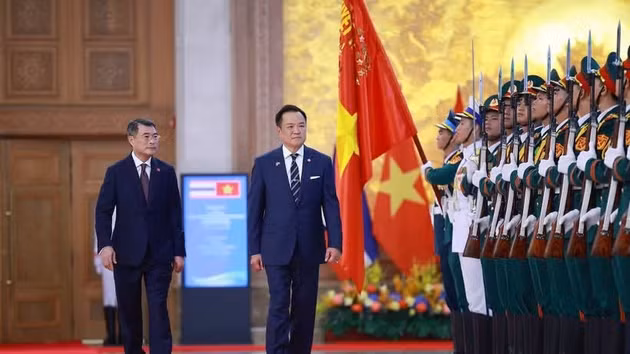 Le Premier ministre vietnamien Le Minh Hung (à gauche) et le Premier ministre thaïlandais Anutin Charnvirakul, lors de la cérémonie d'accueil. Photo : VNA.