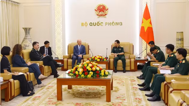 Le général d’armée Phan Van Giang, membre du Bureau politique, vice-Premier ministre et ministre vietnamien de la Défense (droite), reçoit l’ambassadeur du Canada au Vietnam, James Nickel. Photo : NDEL