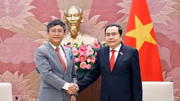 Le président de l’Assemblée nationale, Tran Thanh Man (à droite), et l’ambassadeur d’Inde au Vietnam, Tshering Wangchuk Sherpa, Photo : VNA.