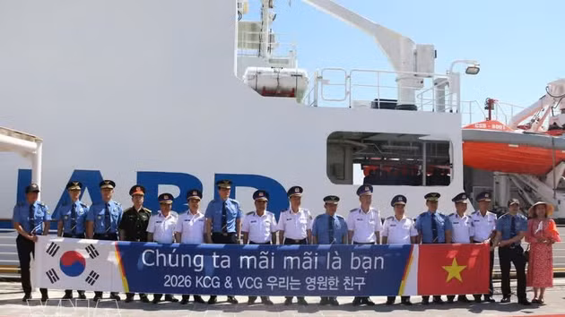 Des délégués des Garde-côtes du Vietnam et de République de Corée posent pour une photo commémorative. Photo : VNA.