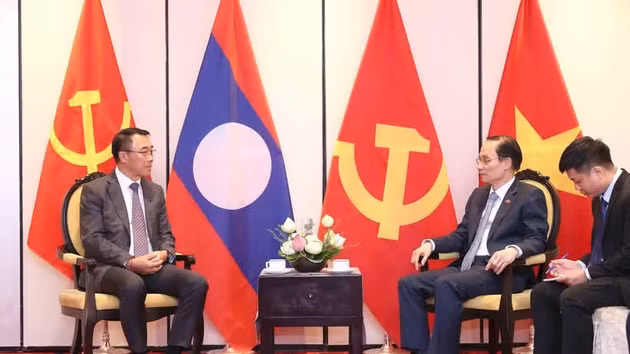 Le Hoai Trung, membre du Bureau politique, secrétaire du Comité du Parti du ministère des Affaires étrangères et ministre des Affaires étrangères, reçoit Bounleua Phandanouvong, membre du Comité central du Parti populaire révolutionnaire lao (PPRL) et chef de la Commission centrale des relations extérieures du Parti. Photo : VNA.