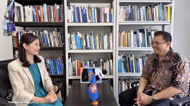 Le Dr Arisman (à droite), directeur exécutif du Centre d’études sur l’Asie du Sud-Est (CSEAS) d’Indonésie dans une interview accordée à l’Agence vietnamienne d’Information (VNA). Photo : VNA.