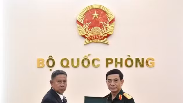 Le général vietnamien Phan Van Giang (à droite) remet un cadeau au général Adul Boonthumjaroen. Photo: qdnd.vn