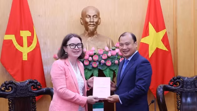 Le directeur adjoint permanent de l’Académie nationale de politique Ho Chi Minh, Le Hai Binh, offre un cadeau à l’ambassadrice d’Irlande au Vietnam, Deirdre Ní Fhallúin. Photo : VNA.