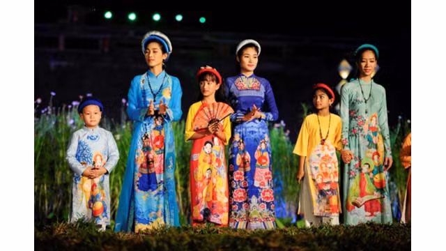 Des centaines de belles présentent le « ao dài » à la place Ngo Môn de Huê ảnh 7