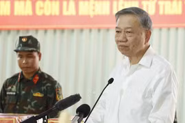 Discours du SG et président To Lam lors de sa visite d'encouragement aux forces en mission au parc Le Thi Rieng