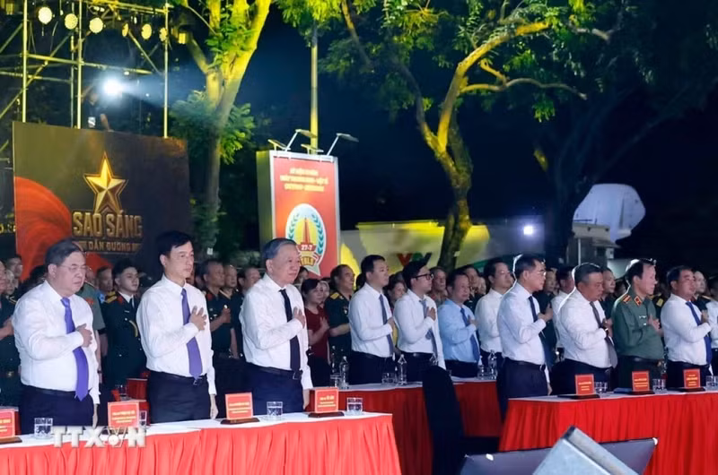 Le secrétaire général et président Tô Lâm, le Premier ministre Lê Minh Hung et d'autres délégués ont assisté à l'événement à Hanoï. Photo: Thông Nhât/AVI