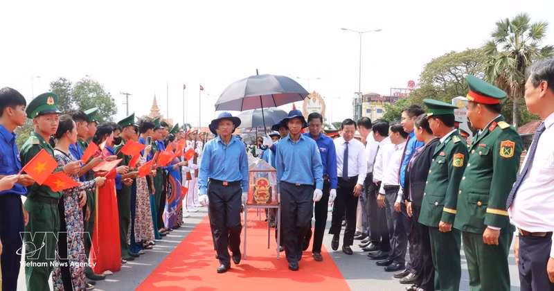 Le 12 mai 2026, au poste frontière international de Binh Hiep, le Comité populaire de la province de Tay Ninh a organisé une cérémonie pour accueillir les dépouilles de 158 soldats volontaires et experts vietnamiens morts au Cambodge. Photo : VNA. 