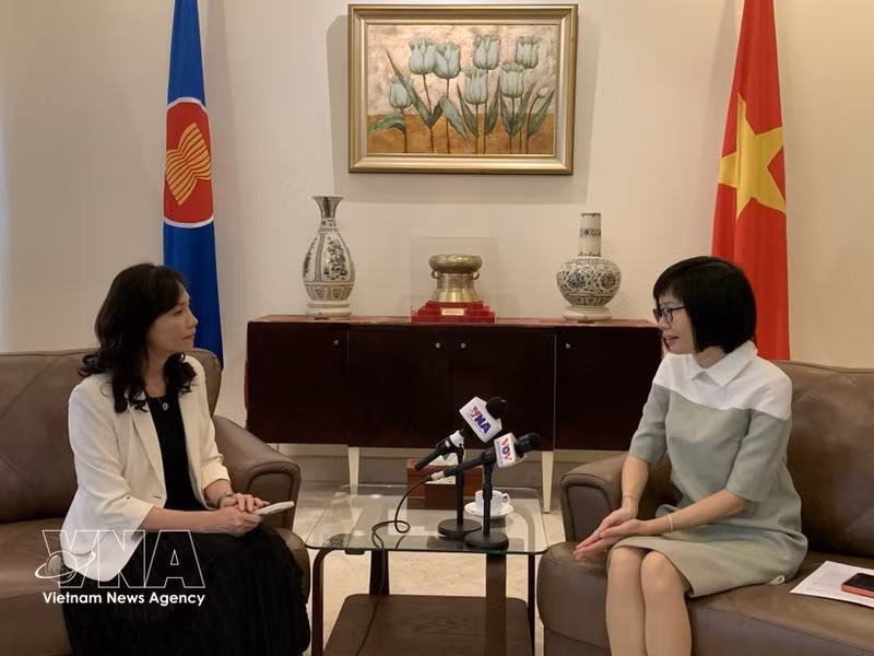 L’ambassadrice Tôn Thi Ngoc Huong (à droite), cheffe de la Mission permanente du Vietnam auprès de l’ASEAN, s'entretient avec l'Agence vietnamienne d'information, à Kuala Lumpur, en Malaisie. Photo: VNA