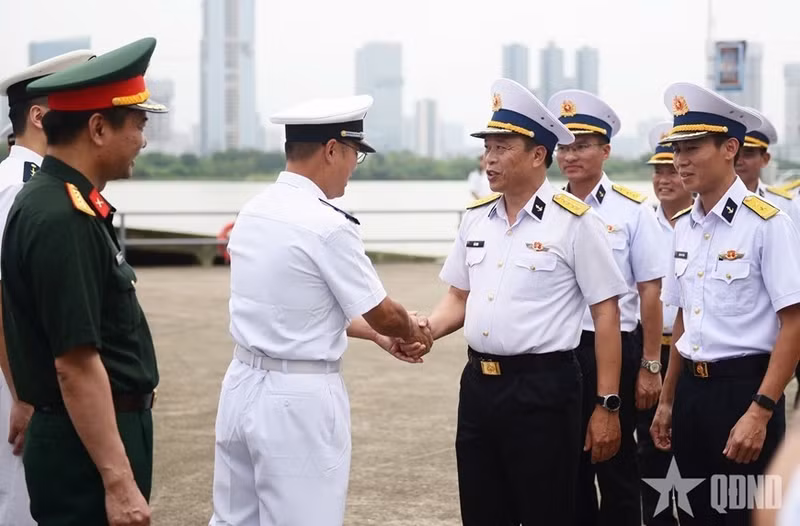 Cérémonie d'accueil solennelle de la délégation vietnamienne au port militaire de Xinzhou. Photo : qdnd.