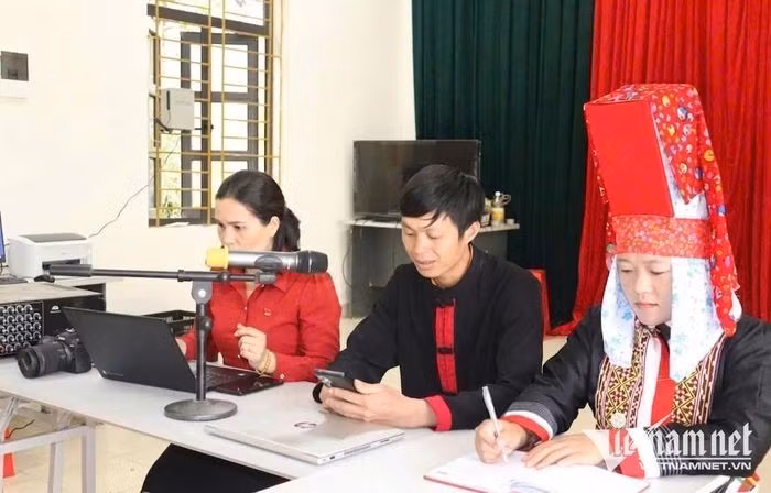 La commune de Hoanh Mo intensifie la diffusion de ses politiques et directives, encourageant les habitants à se sensibiliser et à participer à des modèles d'autogestion pour garantir la sécurité nationale et l'ordre public. Photo : My Dung/vietnamnet.vn