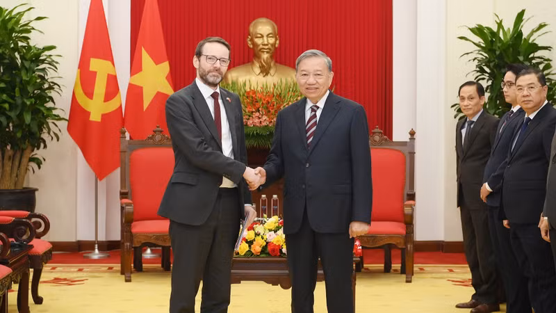 Le secrétaire général du Parti communiste du Vietnam, To Lam (droite) et l’ambassadeur du Royaume-Uni au Vietnam, Iain Frew. Photo : NDEL.