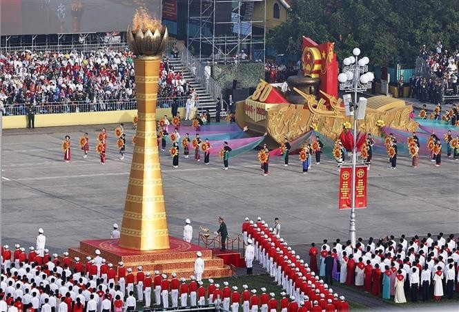 Les festivités sont ouvertes par une prestation des tambours de Thang Long, suivie d’une cérémonie de transmission de la flamme et du salut au drapeau. Photo : VNA.
