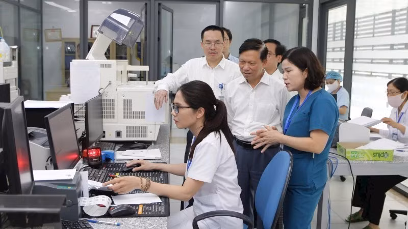 Inspection de l'infrastructure et des équipements nécessaires à la transformation numérique et aux dossiers médicaux électroniques dans les hôpitaux de Hanoï.