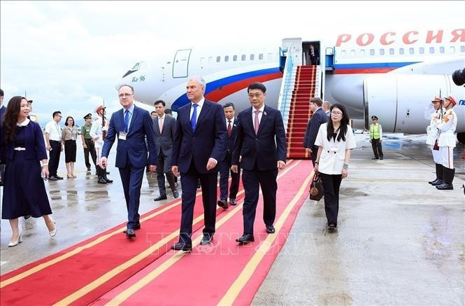 Le président de la Douma d’État de Russie arrive à Hanoï pour une visite officielle au Vietnam. Photo : VNA.