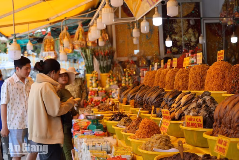 Après leur pèlerinage au temple de Ba Chua Xu du mont Sam, de nombreux visiteurs prolongent leur découverte par une halte incontournable au marché du mắm de Chau Doc. Photo : baoangiang.com.vn