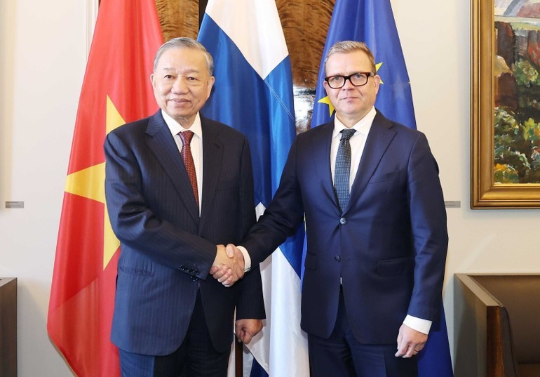 Le secrétaire général du Parti communiste du Vietnam, To Lam (gauche) et le Premier ministre finlandais Petteri Orpo. Photo : VNA.