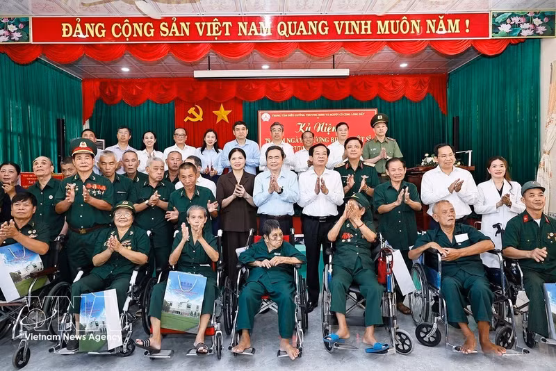 Le président de l'Assemblée nationale, Tran Thanh Man, rencontre des délégués et des invalides de guerre au Centre de soins des invalides de guerre et des personnes ayant rendu des services méritoires de Long Đất, dans le hameau de Hai Son, commune de Long Hai. Photo : VNA.