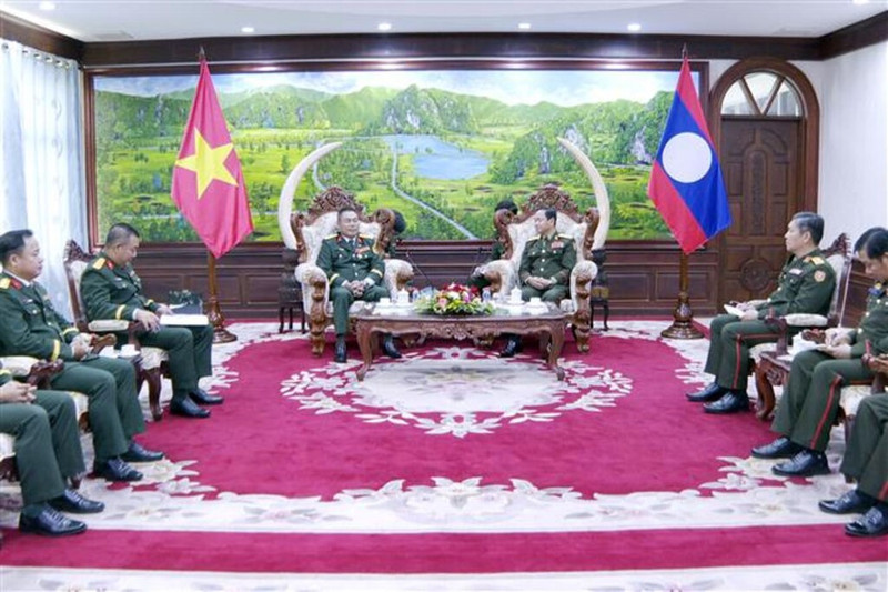 Le lieutenant-général Khamlieng Outhakaysone a reçu le colonel Phan Huu Thang (à gauche) à l'occasion de sa nouvelle mission. Photo : VNA/CVN.