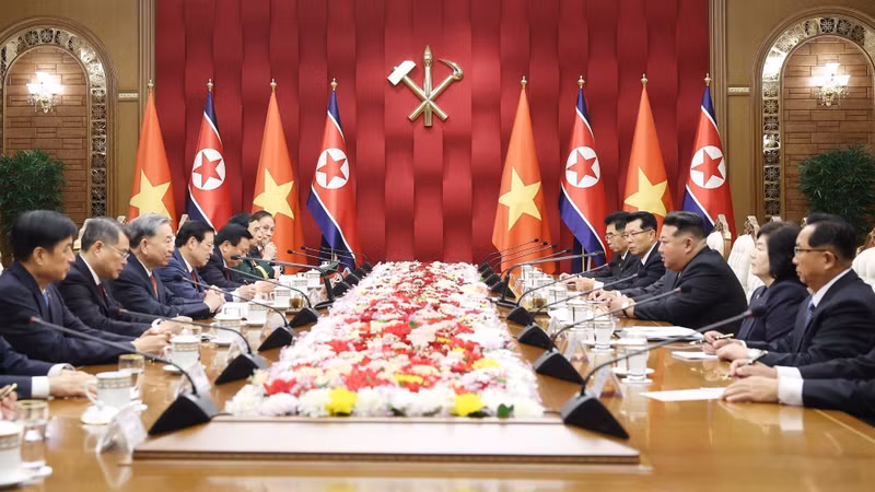 Entretien à Pyongyang entre le secrétaire général du Parti communiste du Vietnam, To Lam et le secrétaire général du Parti du travail de Corée et président de la Commission des affaires d’État de la RPDC, Kim Jong Un. Photo : VNA