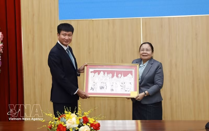 Tran Huy Tuan, membre du Comité central du Parti communiste du Vietnam (PCV), secrétaire du Comité du Parti de la province de Ninh Binh, et la présidente de la Commission centrale de l'organisation du Parti révolutionnaire populaire lao (PPRL), Sisay Luedethmounsone. Photo: VNA