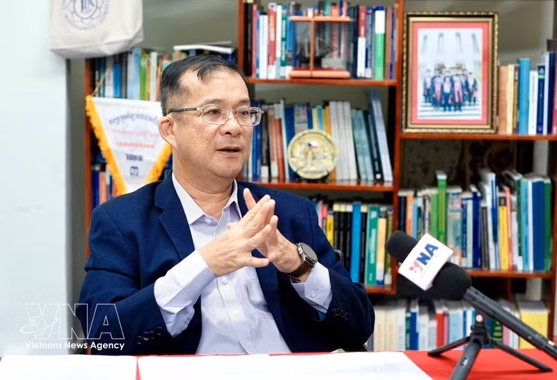 Le professeur associé Neak Chandarith, directeur de l'Institut d'études internationales et de politiques publiques (IISPP) de l'Université royale de Phnom Penh (RUPP). Photo: VNA
