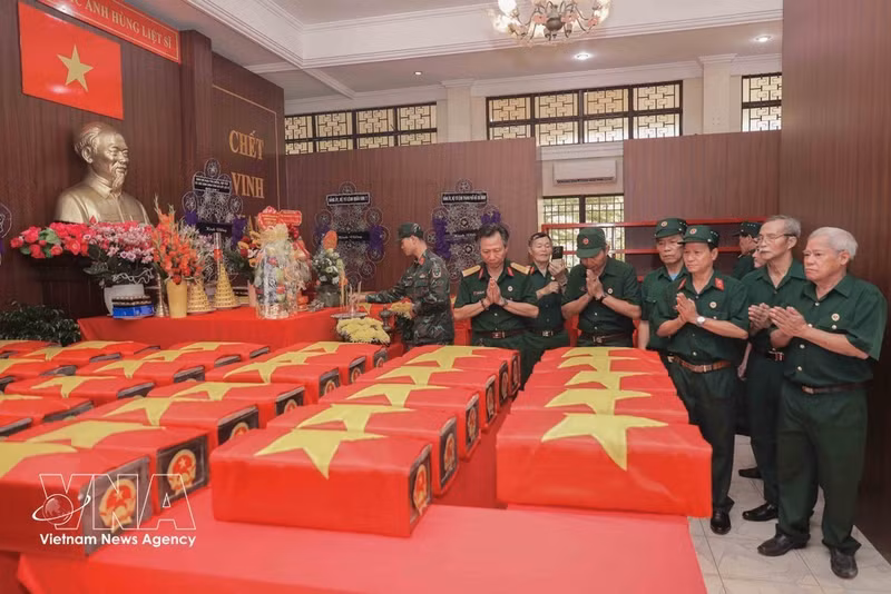 D'anciens combattants rendent un hommage à leurs compagnons d'armes dans la salle où reposent les dépouilles des martyrs retrouvées au parc Le Thi Rieng, à Ho Chi Minh-Ville. Photo : VNA