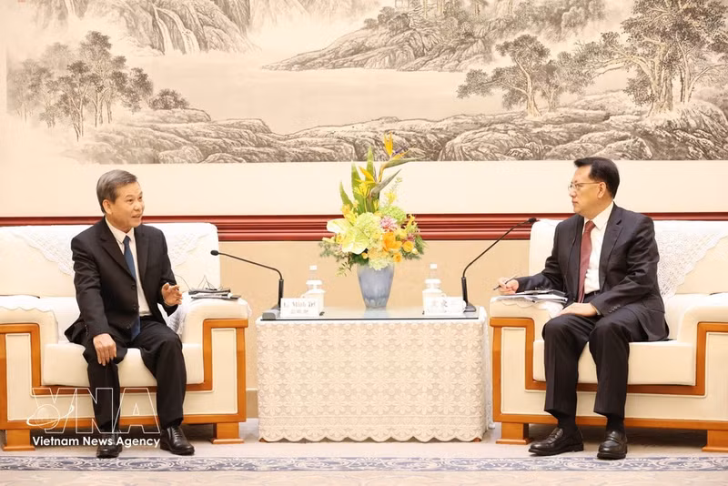 Le membre du Bureau politique Le Minh Tri, chef de la Commission centrale des affaires intérieures du Parti (droite) et c Yuan Jiajun, membre du Bureau politique du Parti communiste chinois et secrétaire du Comité du Parti de Chongqing. Photo: VNA