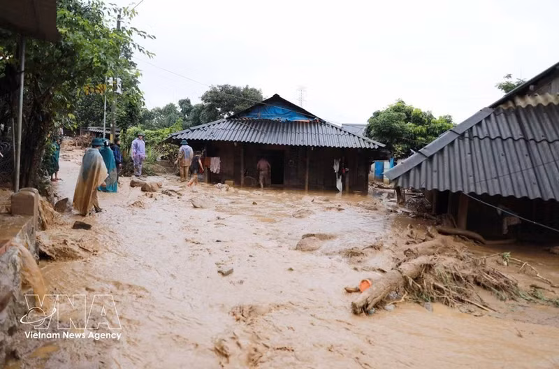 De violentes pluies ayant provoqué des crues soudaines et des glissements de terrain dans la province montagneuse de Lai Chau ont fait un mort, deux blessés et cinq personnes portées disparues. Photo : VNA.