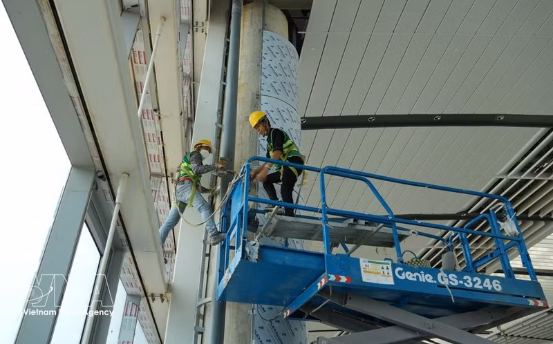 Des ouvriers finalisent le terminal passagers de l'aéroport international de Long Thành. Photo : VNA