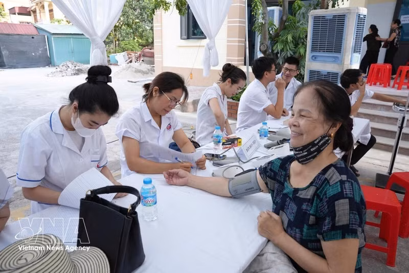 Le poste de santé du quartier de Lê Thanh Nghi (Hai Phong) organise une campagne de bilans de santé destinés aux personnes âgées en juin 2026, avec le soutien du Centre médical de Hai Duong. Photo : VNA