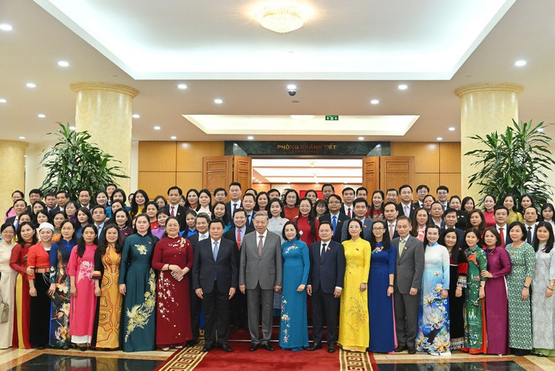 Photo souvenir entre le secrétaire général du PCV To Lam et les jeunes députés. Photo : Thuy Nguyen/NDEL. 