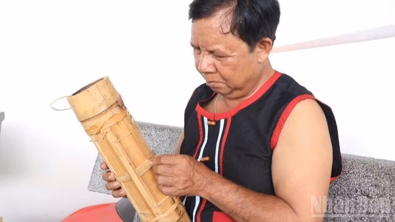 L’artisan Ta Thia Panh espère que les jeunes viendront apprendre à fabriquer et à jouer du chapi, afin qu’il puisse transmettre tout son savoir aux générations futures. Photo : NDEL