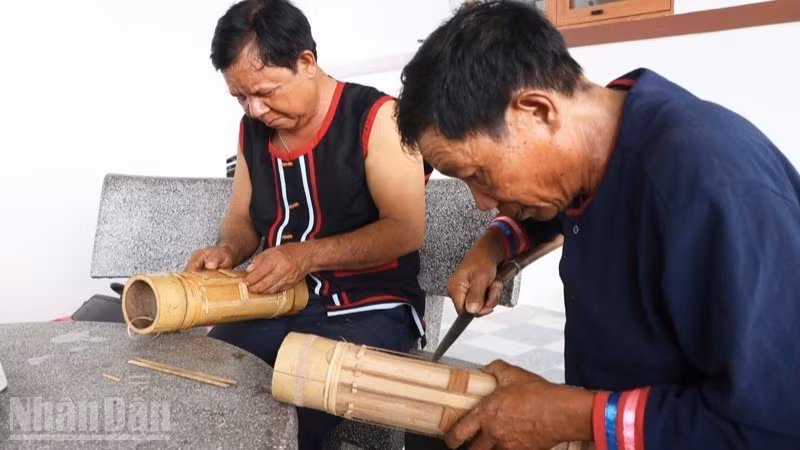 Deux artisans, Ta Thia Panh et Ta Thia Ca (commune de Phuoc Ha, province de Khanh Hoa), fabriquent des instruments Chapi et les accordent pour produire des notes précises. Photo : NDEL