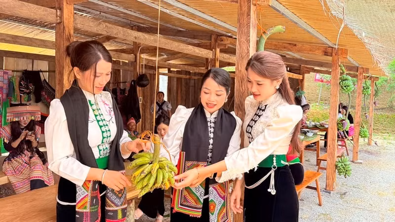 Chaque samedi soir, le marché accueille également un programme d'échanges culturels et artistiques réunissant danses xoe des Thai, danses au khen des Mong, chants folkloriques traditionnels et rencontres conviviales entre habitants et visiteurs.
