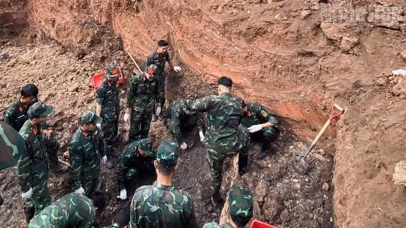 Les équipes de recherche et de regroupement des restes des martyrs à l'œuvre dans la zone B du parc Le Thi Rieng.