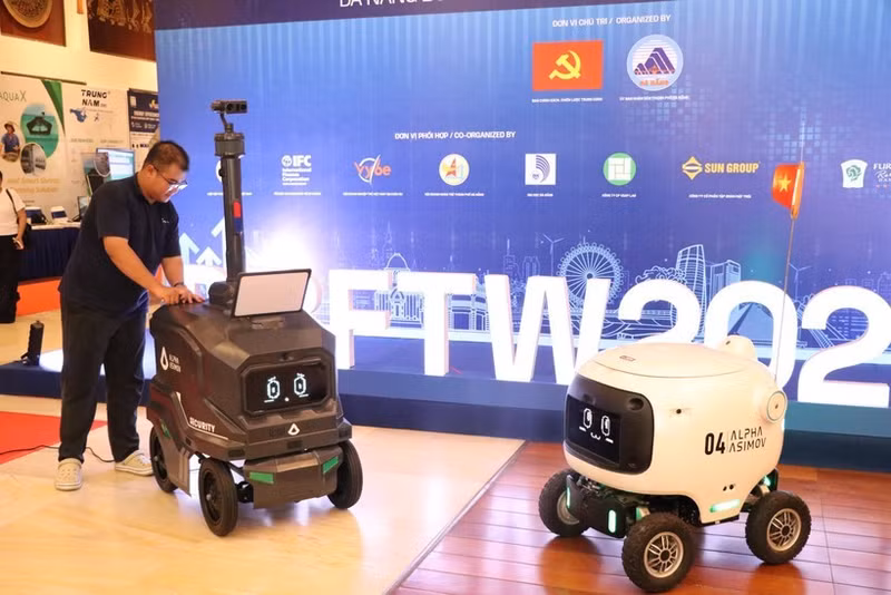 Espace d'exposition lors de la conférence « Semi-conducteurs et hautes technologies de Da Nang 2026 » organisée par le Comité populaire municipal. Photo : VNA.