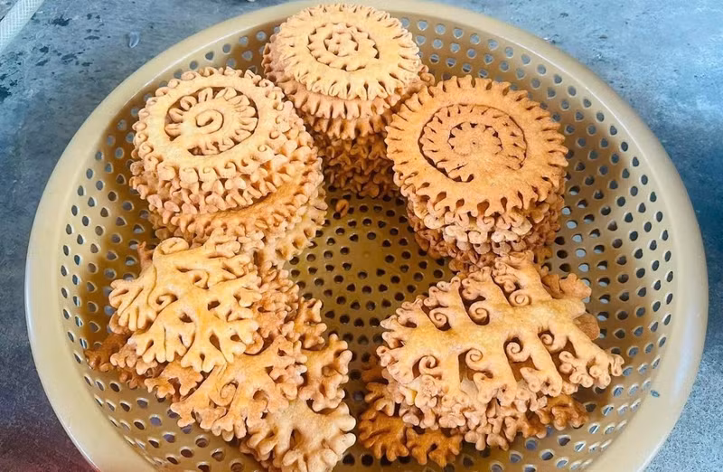 Après la friture, les gâteaux au gingembre deviennent délicieusement croustillants, avec une douceur subtile et un parfum intense de gingembre. Photo: Commune de Hông Thai