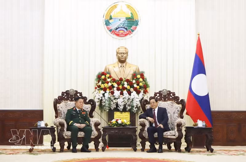 Le général Nguyen Trong Nghia, secrétaire du Comité central du Parti, membre de la Commission militaire centrale et chef du Département général de politique de l’Armée populaire du Vietnam et président du Laos, Thongloun Sisoulith. Photo : VNA