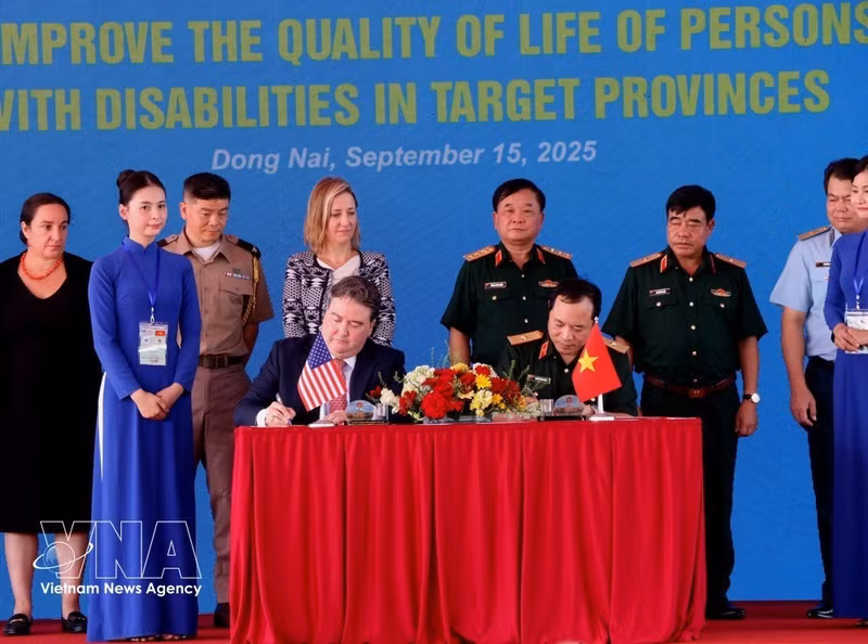 Signature d’un accord portant sur une aide non remboursable américaine supplémentaire de 32 millions de dollars destinée à étendre le projet d'amélioration de la qualité de vie des personnes handicapées dans les provinces fortement touchées par l’Agent Orange/dioxine. Photo : VNA.