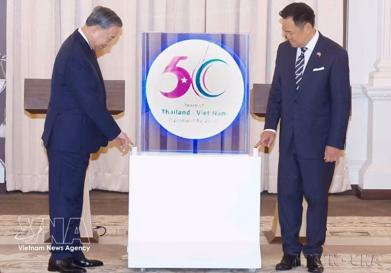 Le secrétaire général du Parti et président de la République, To Lam (à gauche), et le Premier ministre thaïlandais, Anutin Charnvirakul, dévoilent le logo marquant le 50e anniversaire des relations diplomatiques entre le Vietnam et la Thaïlande, le 28 mai 2026. Photo : VNA.