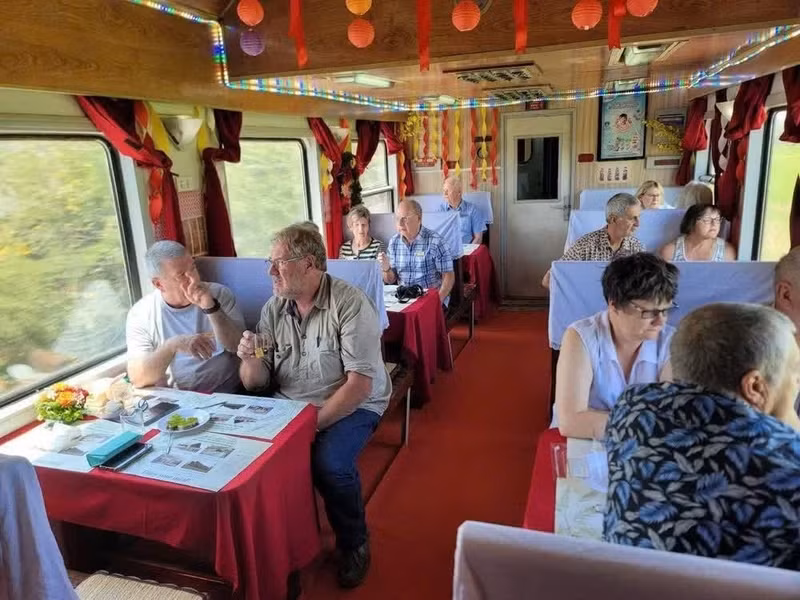 Selon les statistiques de la Compagnie nationale des chemins de fer du Vietnam (VNR), le réseau ferroviaire a transporté environ 3,9 millions de voyageurs au premier semestre 2026, soit une hausse de 5,2 % par rapport à la même période de 2025. Photo : VietnamPlus.