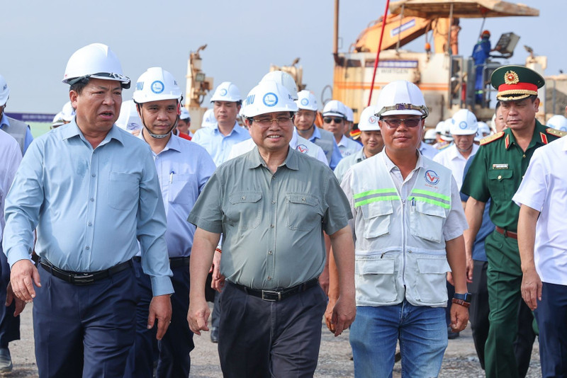 Le Premier ministre Pham Minh Chinh inspecte le terrain et encourage les cadres, ingénieurs et ouvriers sur le chantier du projet de l'aéroport international de Long Thanh (province de Dong Nai). Photo : VGP.