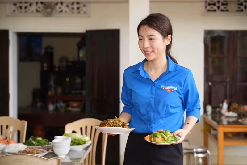 Le secrétaire de l’antenne de l'Union de la jeunesse communiste Hô Chi Minh de la province de Thanh Hoa, Le Ngoc Anh, a lui-même revêtu son tablier et participé à la confection des différents plats destinés à ce déjeuner placé sous le signe de la reconnaissance et de l'affection. Photo : tienphong.vn