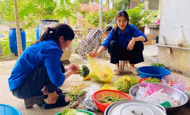 Dès le petit matin, les jeunes volontaires se sont rendus au marché pour acheter les ingrédients nécessaires avant de préparer ensemble le repas. Photo : tienphong.vn