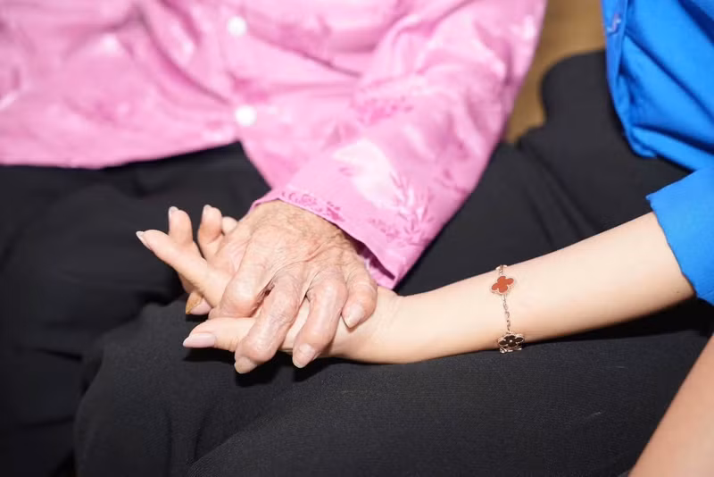 Autour de la table, les poignées de main chaleureuses échangées entre les jeunes et la Mère héroïque, ainsi que les anciens combattants et autres personnes ayant servi la Révolution, ont illustré avec émotion le lien de gratitude qui unit les générations. Photo : tienphong.vn