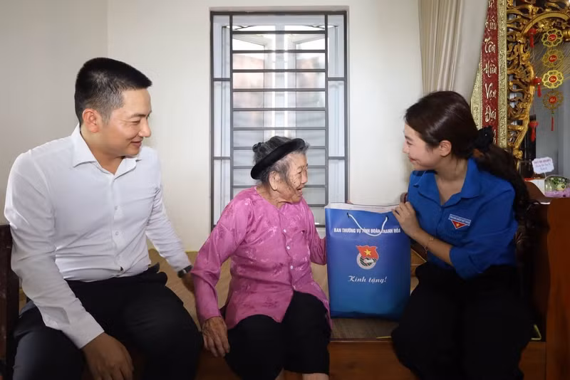 À cette occasion, les jeunes de Thanh Hoa ont également offert des cadeaux symboliques à la Mère héroïque Le Thi Huu ainsi qu'à deux autres familles bénéficiaires des politiques sociales. Photo : tienphong.vn