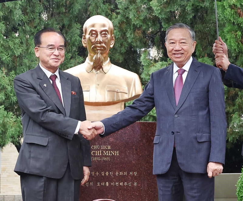 Le SG du PCV To Lam (droite) et Cho Yong Won, membre permanent du Bureau politique, secrétaire du Comité central du Parti et chef du Département d'organisation et d'orientation du Parti du Travail de Corée, à la cérémonie d'inauguration de la statue du Président Ho Chi Minh. Photo : VNA. 