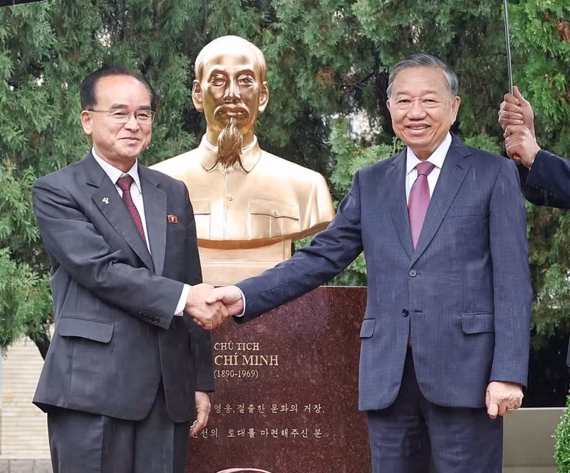 Le SG du PCV To Lam (droite) et Cho Yong Won, membre permanent du Bureau politique, secrétaire du Comité central du Parti et chef du Département d'organisation et d'orientation du Parti du Travail de Corée, à la cérémonie d'inauguration de la statue du Président Ho Chi Minh. Photo : VNA. 