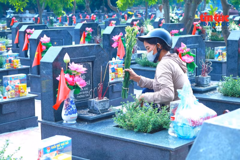 dang-huong-tuong-niem-anh-hung-liet-si-1.jpg